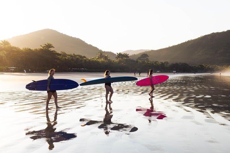 mulheres-no-surfe-praia-da-baleia-litoral-norte-de-sao-paulo