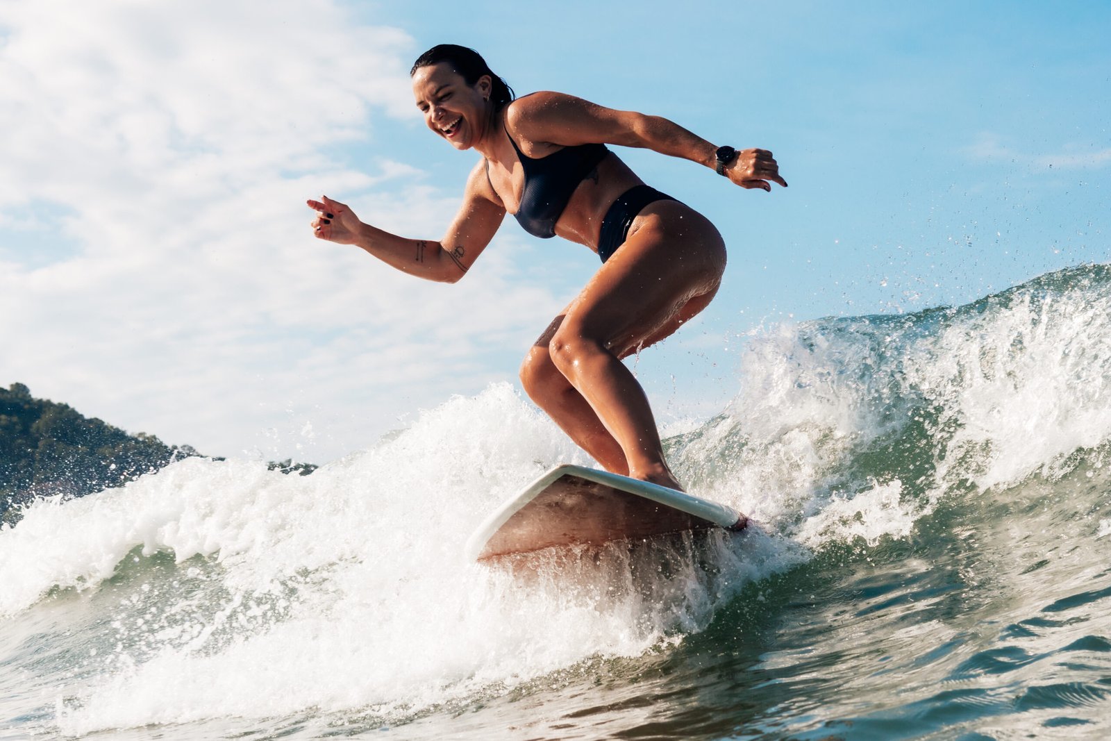 Mulher surfando durante viagem de surf feminina da Spiritual Surf